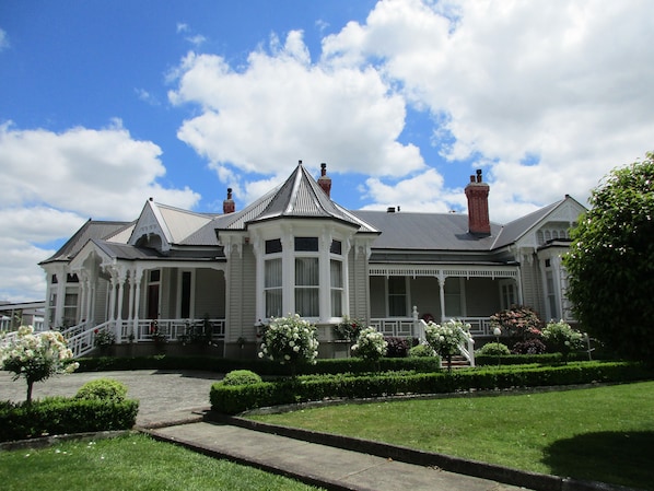 Fachada de la propiedad