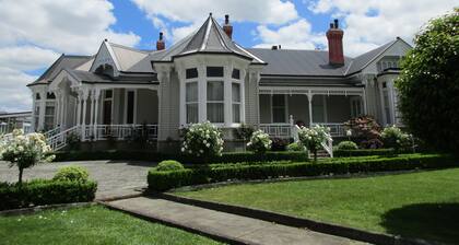 Valmai House & Motel