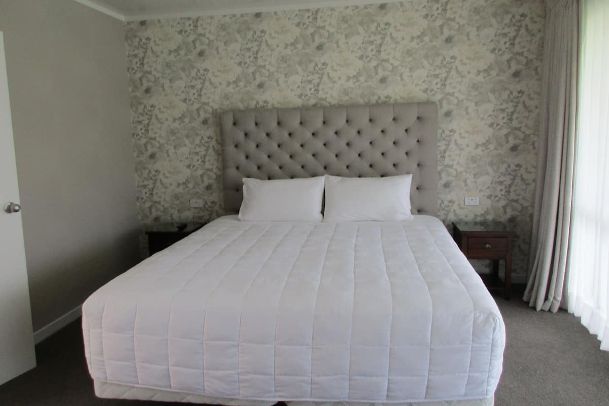 Tabla de planchar con plancha, wifi gratis y ropa de cama