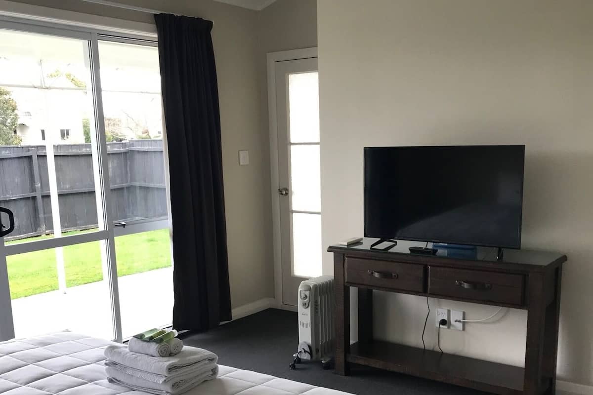 Tabla de planchar con plancha, wifi gratis y ropa de cama