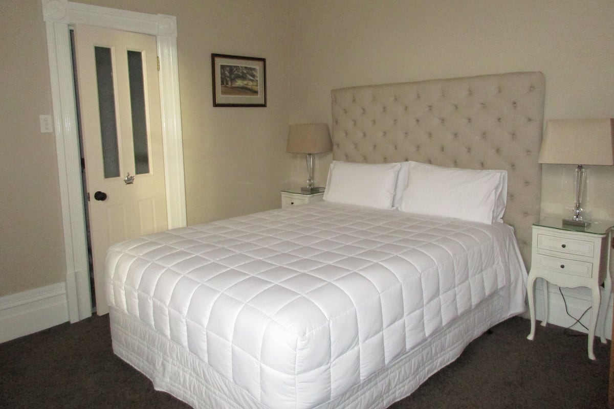 Deluxe Double Room | Iron/ironing board, free WiFi, bed sheets