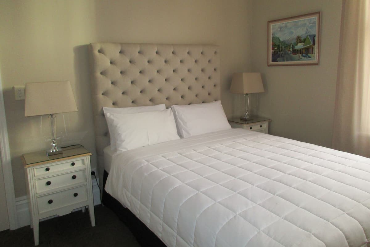 Deluxe Double Room | Iron/ironing board, free WiFi, bed sheets
