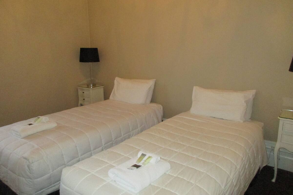 Chambre avec lits jumeaux | Fer et planche à repasser, accès au Wi-Fi (inclus), literie fournie
