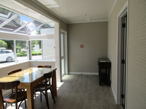 Motel Unit 2 | Spiseområde på rommet