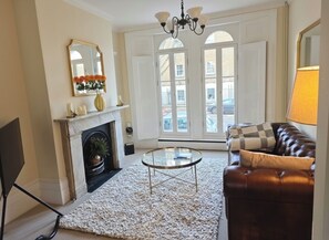 Een smart-tv, een open haard en boeken