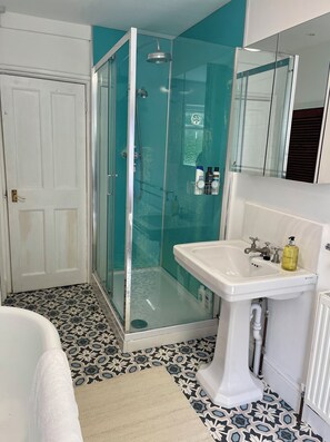 Secadora de cabello, toallas, jabón, shampoo 