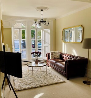 Una Smart TV, una chimenea, libros