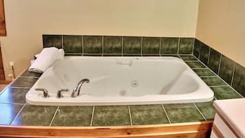 淋浴设施、按摩浴缸、吹风机、毛巾