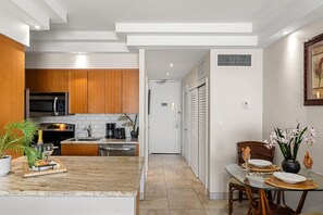 Studio | Internet - Lahaina Shores 607 in Lahaina (Lahaina)