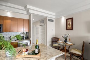 Studio | Internet - Lahaina Shores 607 in Lahaina (Lahaina)