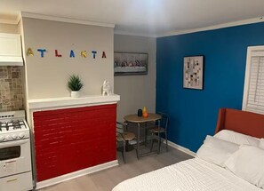 Tabla de planchar con plancha, internet y ropa de cama 