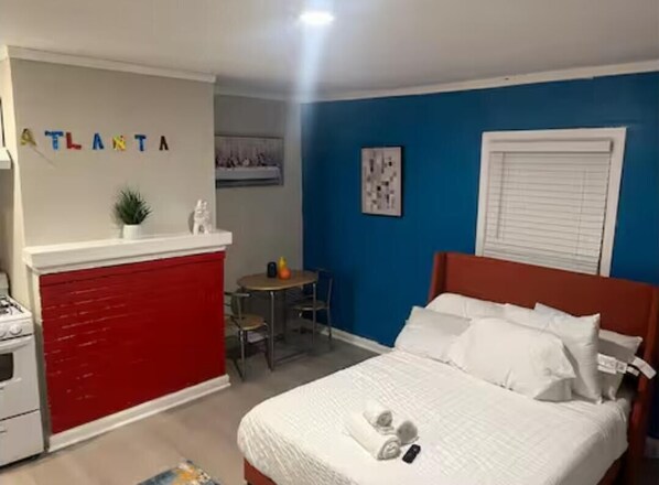 Tabla de planchar con plancha, internet y ropa de cama 