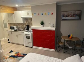 Iron/ironing board, Internet, bed sheets - Affordable  business travelers extended inn (Atlanta)