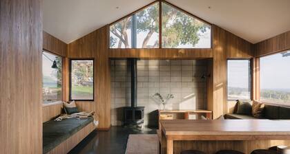 Wildwood Barn: New Luxe Home, Valley Views, Outside Bath, Firepit & Ocean Views