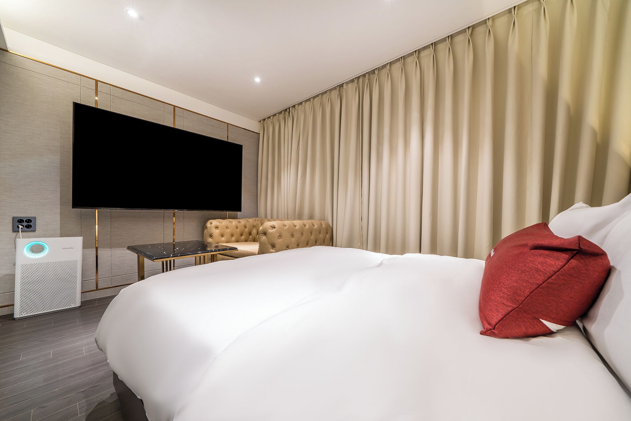 Escritorio, espacio para trabajar con laptop y wifi gratis 