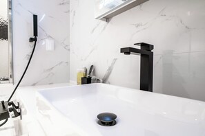 Chambre Deluxe Double ou avec lits jumeaux, douche avec barres d’appui, salle de bains privée | Salle de bain | Sèche-cheveux, serviettes fournies, savon, papier toilette