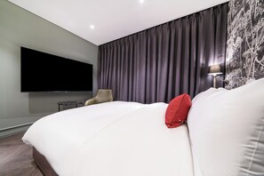 Phòng đôi hoặc 2 giường đơn Deluxe, thanh vịn trong buồng tắm, phòng tắm riêng | Bàn, khu vực làm việc phù hợp cho laptop
