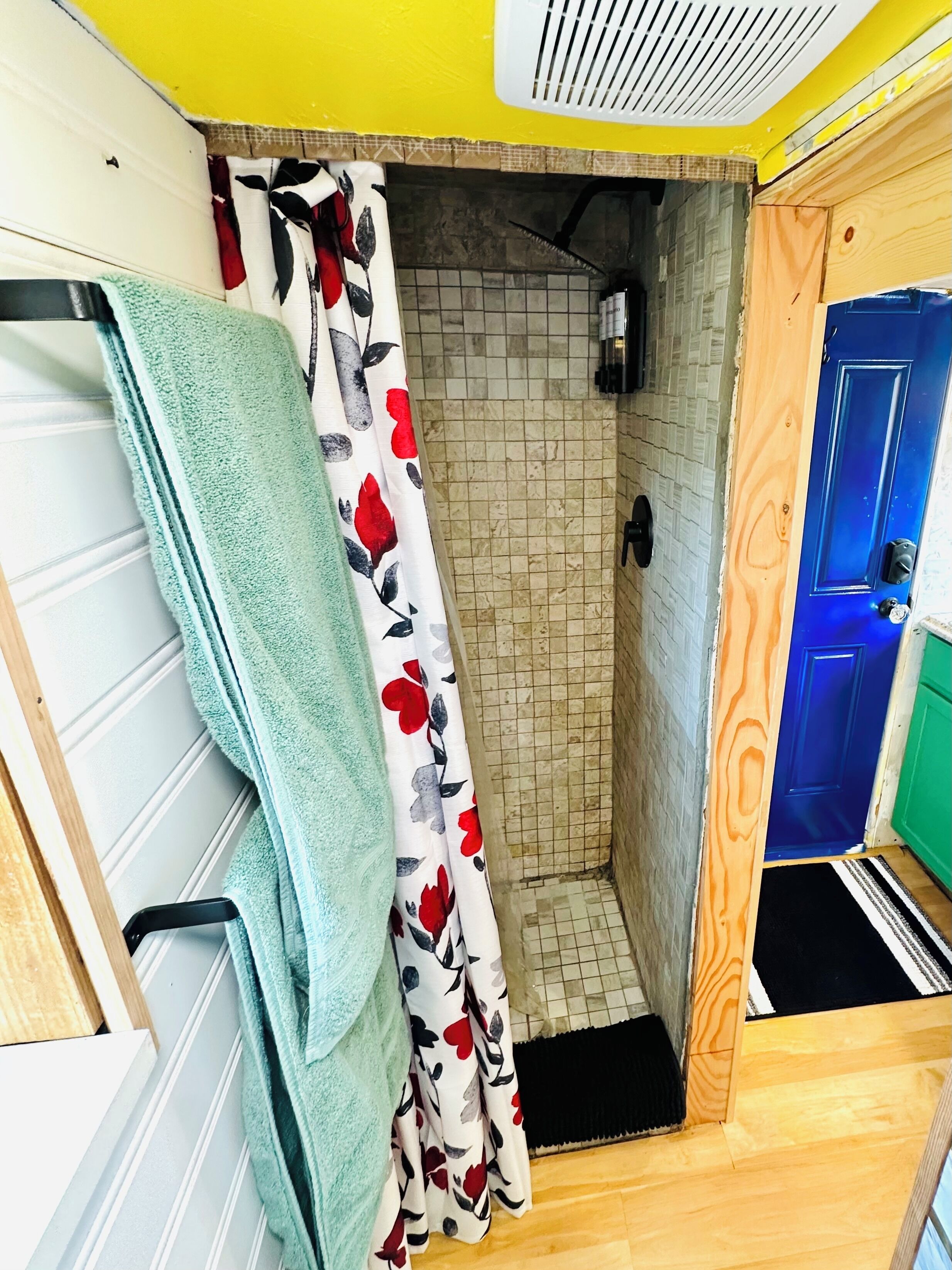 Douche, serviettes fournies, savon, papier toilette