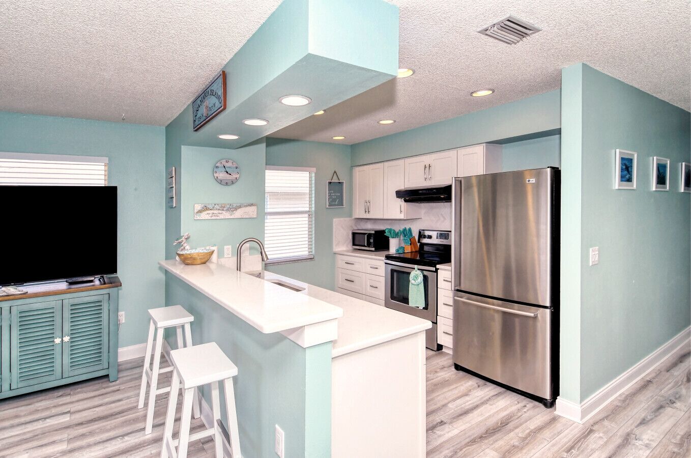 Kylskåp, mikrovågsugn, ugn och spishäll