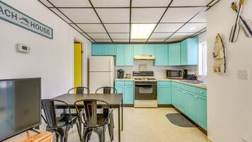 Fridge, microwave, oven, coffee/tea maker