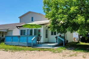 A house with a covered porch, a pool, and a 'No Parking' sign. - The Pietroman: Cottage in Sunset Bay with Fire Pit (Sunset Bay)