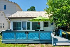 A house with a pool, a 'NO PARKING' sign, and a green umbrella. - The Pietroman: Cottage in Sunset Bay with Fire Pit (Sunset Bay)