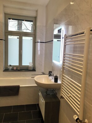 Free toiletries, hair dryer, towels, soap - First-class apartment in Leipzig-Gohlis (Leipzig)