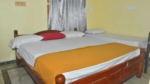 Un letto matrimoniale con struttura in legno, un cuscino rosso e una coperta bianca.