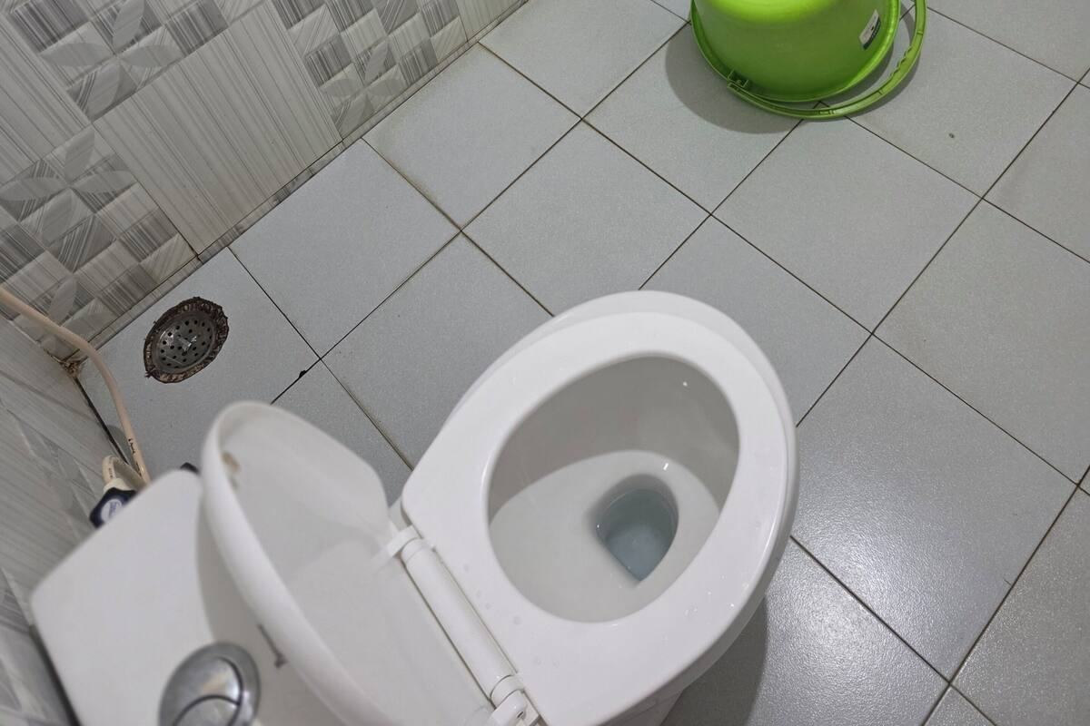Une salle de bain avec des toilettes, un bidet vert et un lavabo.