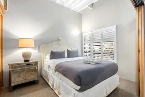 1 bedroom, desk, iron/ironing board, WiFi