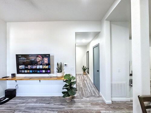 Stylish Historic Loft in Downtown Dubuque .Walk to Dining & Riverwalk