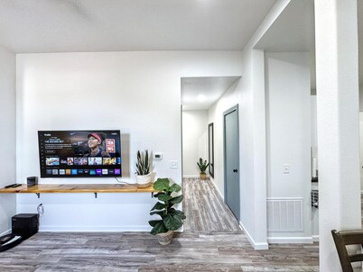Stylish Historic Loft in Downtown Dubuque .Walk to Dining & Riverwalk