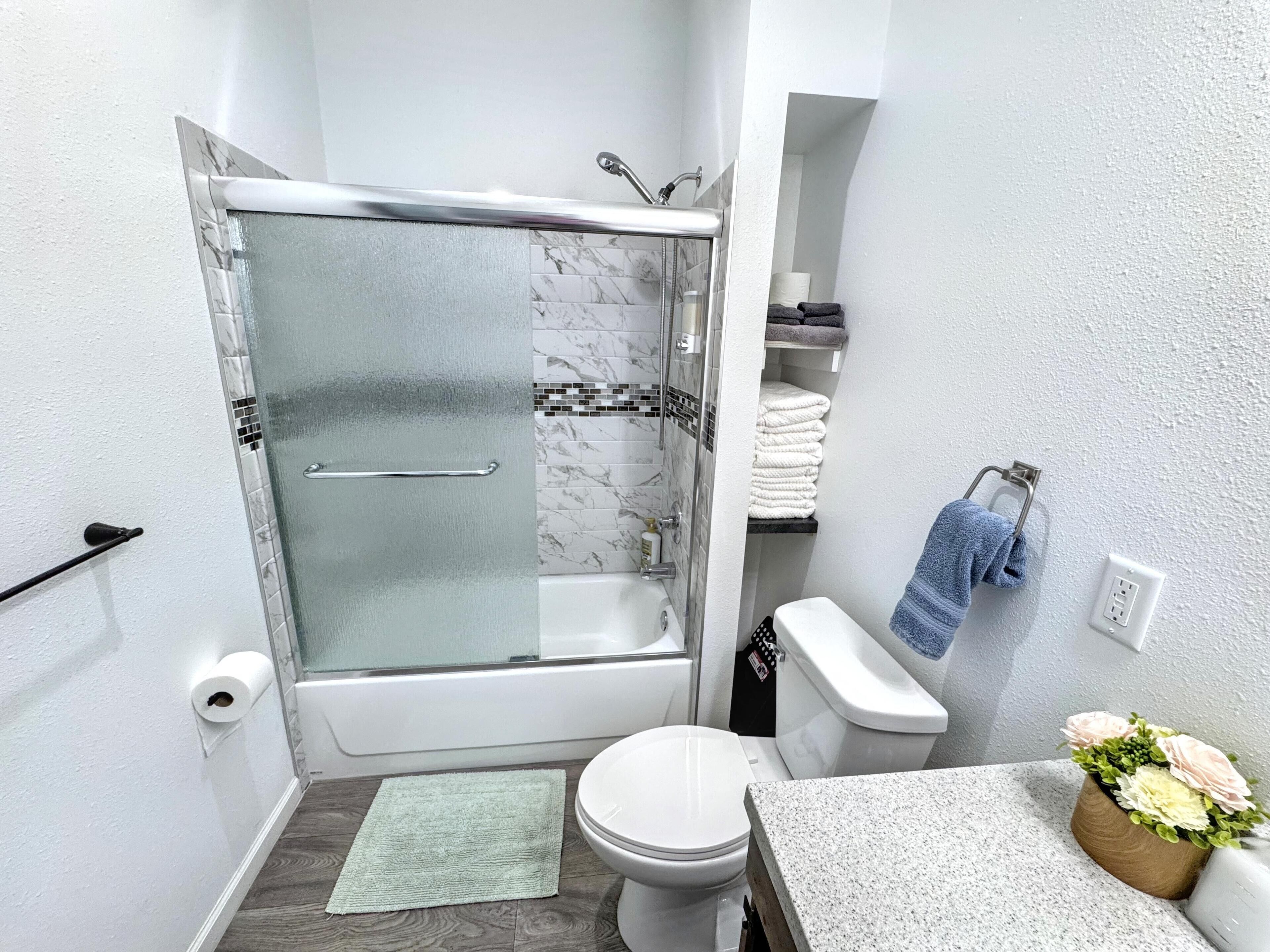 Haartrockner, Handtücher, Seife, Toilettenpapier