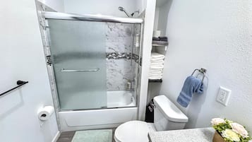 Haartrockner, Handtücher, Seife, Toilettenpapier