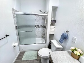 Secadora de cabello, toallas, jabón, papel de baño 