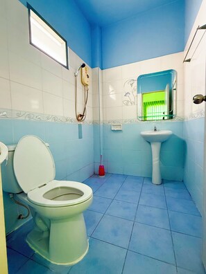 Standard Single Room | Bathroom | Free toiletries, towels, toilet paper - Wave point resort  (Pattaya)