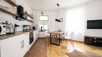 Kühlschrank, Mikrowelle, Ofen, Herdplatte