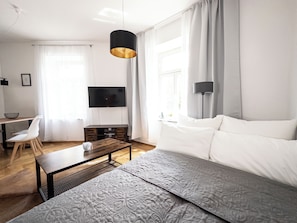 1 chambre, coffre-fort, bureau, fer et planche à repasser