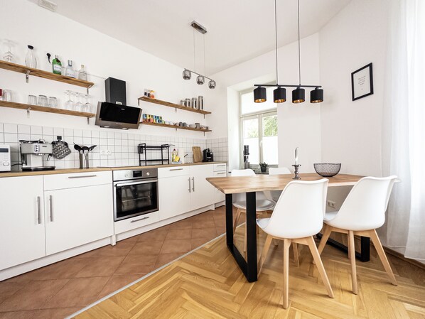 Réfrigérateur, four à micro-ondes, un four, surface de cuisson