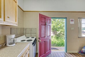 Fridge, microwave, stovetop, coffee/tea maker - 8 Mi to Lake Whitney State Park: Quaint Studio! (Whitney)