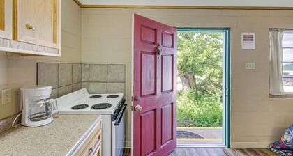8 Mi to Lake Whitney State Park: Quaint Studio!