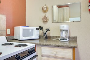 Kühlschrank, Mikrowelle, Herdplatte, Wasserkocher mit Kaffee-/Teezubehör