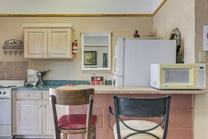 Refrigerador, microondas, cafetera/tetera, utensilios de cocina