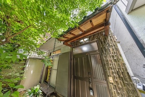 Exterior detail - Private house for rent 5 min walk from train station sleeping up to 8 people/4 bedrooms/7 beds/FreeWi-Fi (Shinjuku-ku Kamiochiai)