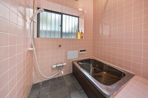 Secador de pelo, bidet, toallas, jabón