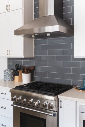 Kühlschrank, Mikrowelle, Herdplatte, Wasserkocher mit Kaffee-/Teezubehör