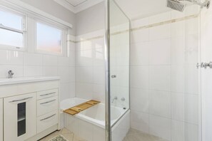 Shower, hair dryer, towels, shampoo