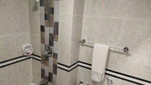 Ein Badezimmer mit einer Badewanne, einer Dusche und einem WC.