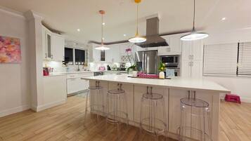 Mikrobølgeovn, ovn, kogeplade, opvaskemaskine