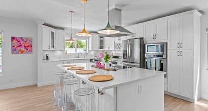 Spacious 5-bedroom house with fitness room and AC in welcoming Fort Lauderdale
